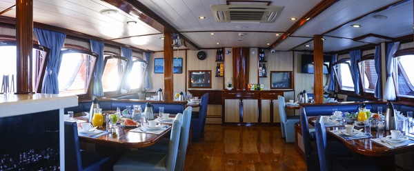 Riviera Travel, MS Mendula, Restaurant 2, Copyrights Travel Europe.jpg